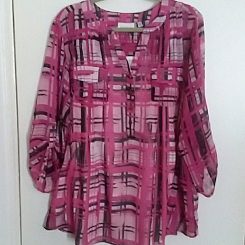 Avenue dark/light pink mix w/black blouse